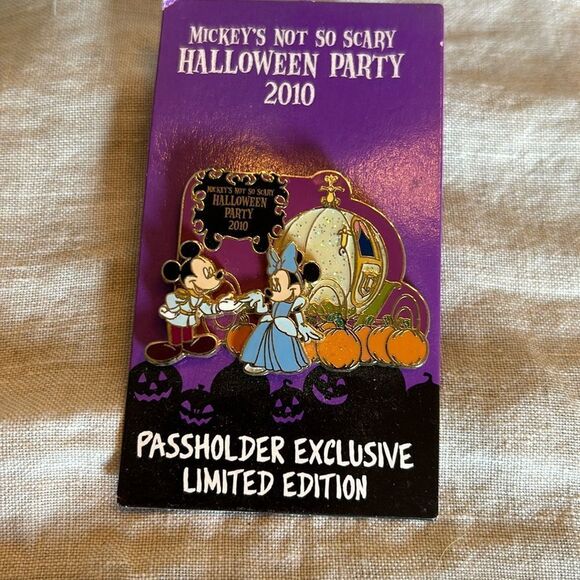 Disney PiN limited edition 2010 hallowen NWT - Picture 1 of 6